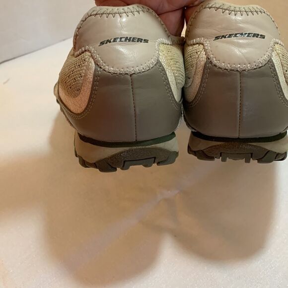 Skechers size 9 slip on sneakers. Like new condition - Picture 5 of 7